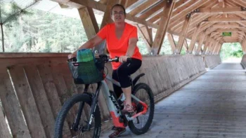 elke-am-fahrrad Elke Bitzan auf einem Fahrrad