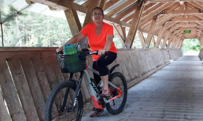 elke-am-fahrrad Elke Bitzan auf einem Fahrrad