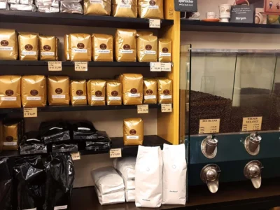 Ein Regal voller Kaffee