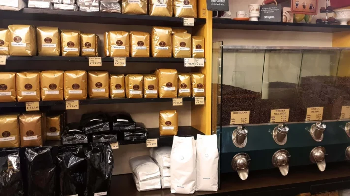 Ein Regal voller Kaffee