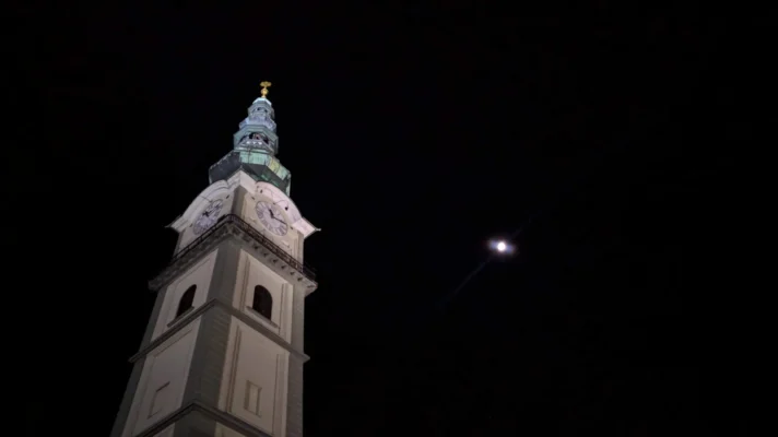 Der Klegenfurter Stadtpfarrturm zu später Stunde